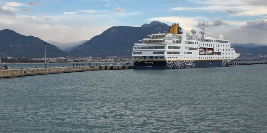 2025 Yılının İlk ‘kruvaziyer’ Gemisi Alanya İskelesine Demirledi