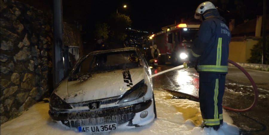 Alanya’da Park Halindeki Otomobil Alevlere Teslim Oldu