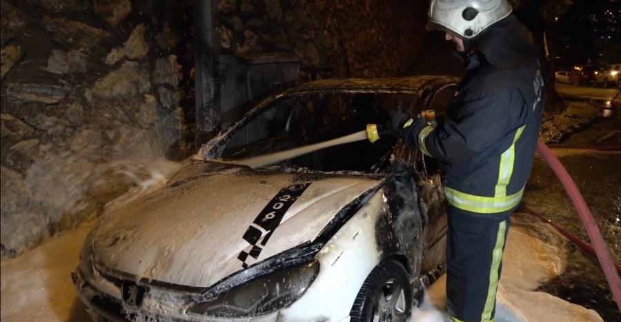 Alanya’da Park Halindeki Otomobil Alevlere Teslim Oldu