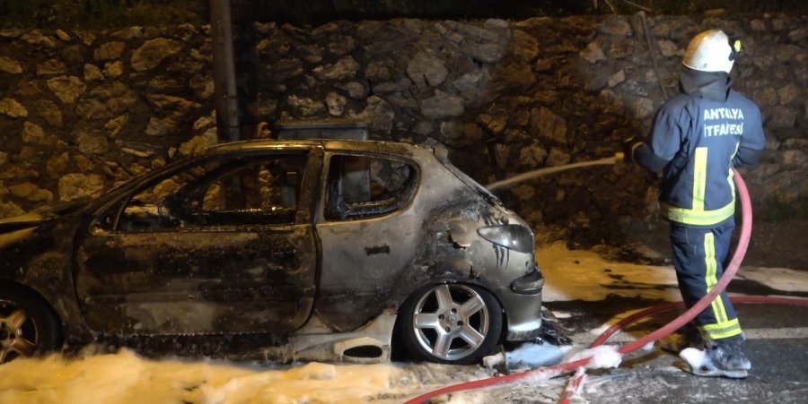 Alanya’da Park Halindeki Otomobil Alevlere Teslim Oldu