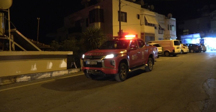 Alanya’da Park Halindeki Otomobil Alevlere Teslim Oldu