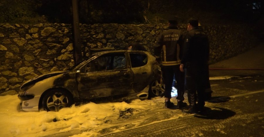 Alanya’da Park Halindeki Otomobil Alevlere Teslim Oldu