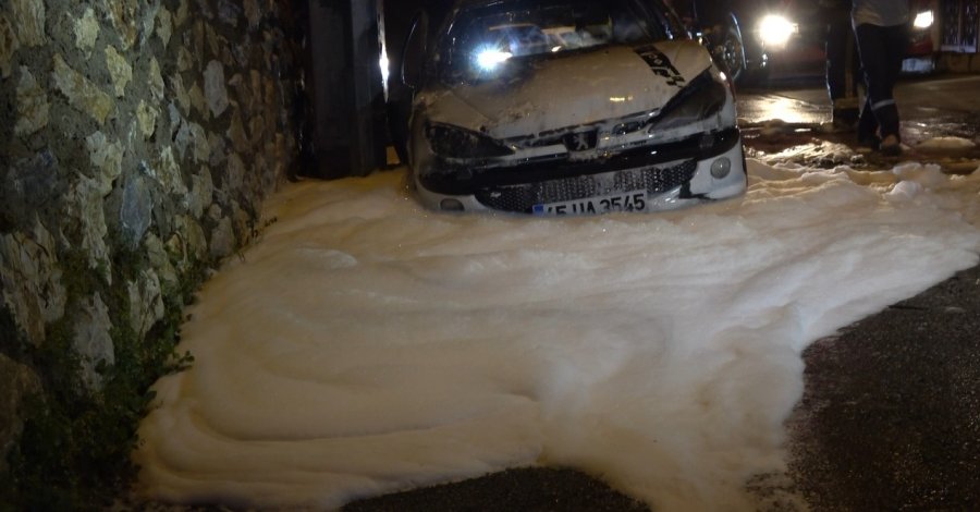 Alanya’da Park Halindeki Otomobil Alevlere Teslim Oldu