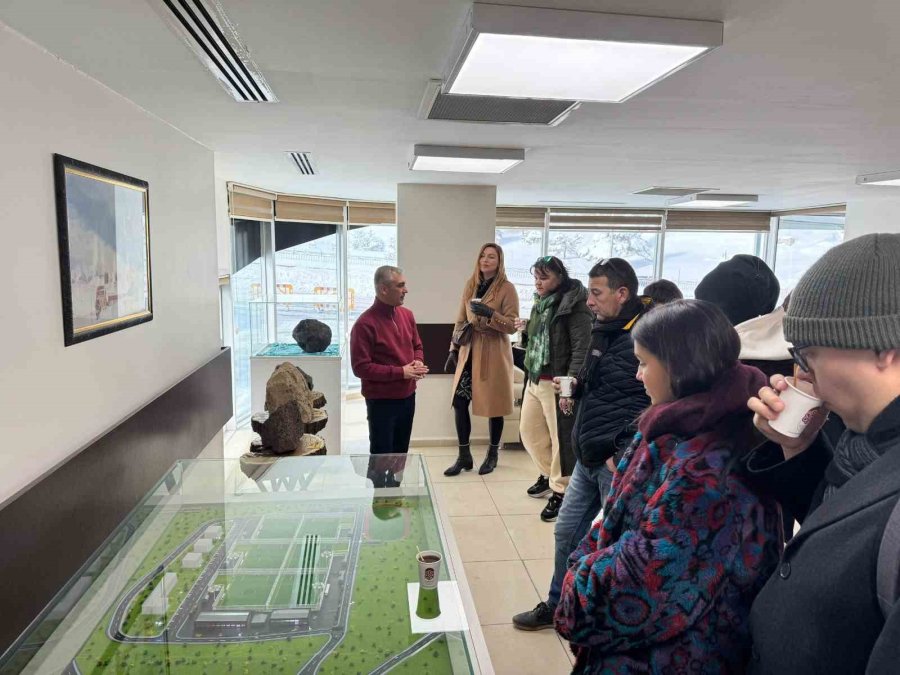 Avrupa’dan Gelen Gönüllüler Erciyes’te Kayak Öğrendi