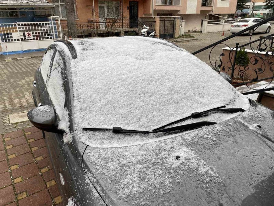 Araçların Ve Binaların Üstü Karla Kaplandı