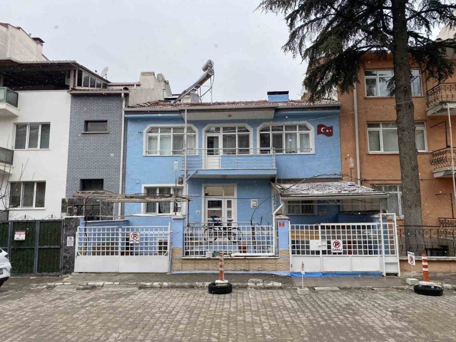 Araçların Ve Binaların Üstü Karla Kaplandı