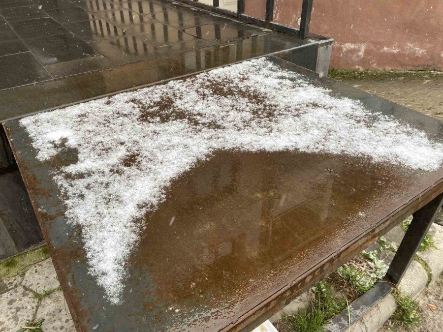 Araçların Ve Binaların Üstü Karla Kaplandı