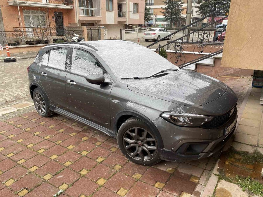 Araçların Ve Binaların Üstü Karla Kaplandı