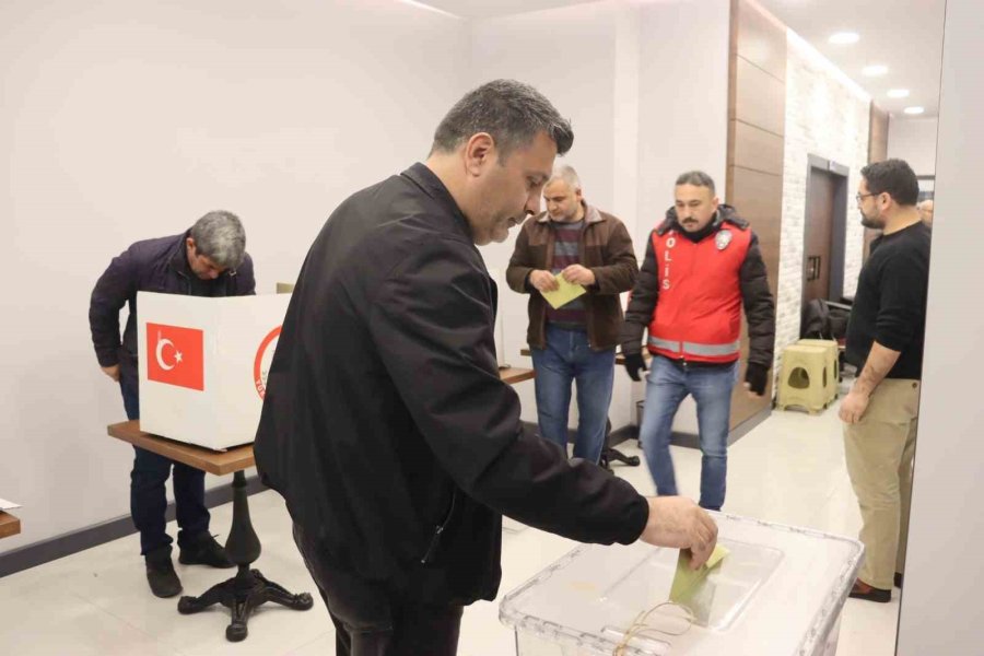 Hizmet-iş Sendikası’nda Gergin Olağanüstü Kurul