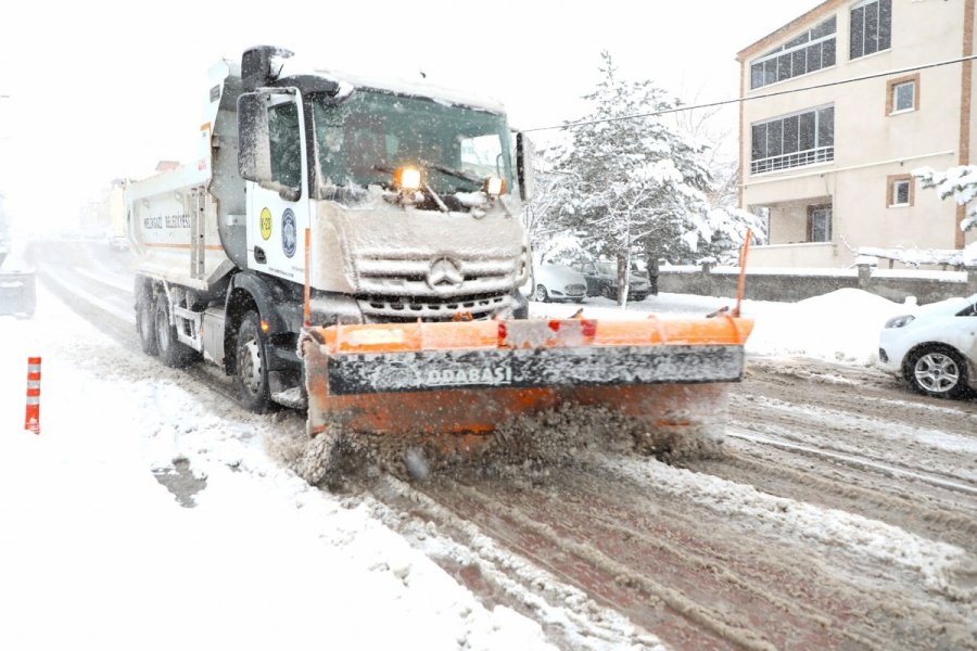 Melikgazi Belediyesi Karla Mücadele Çalışmalarına Aralıksız Devam Ediyor