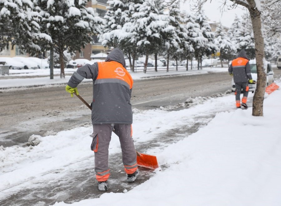 Melikgazi Belediyesi Karla Mücadele Çalışmalarına Aralıksız Devam Ediyor
