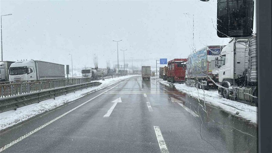 Tırların Ulaşımına Kar Engeli