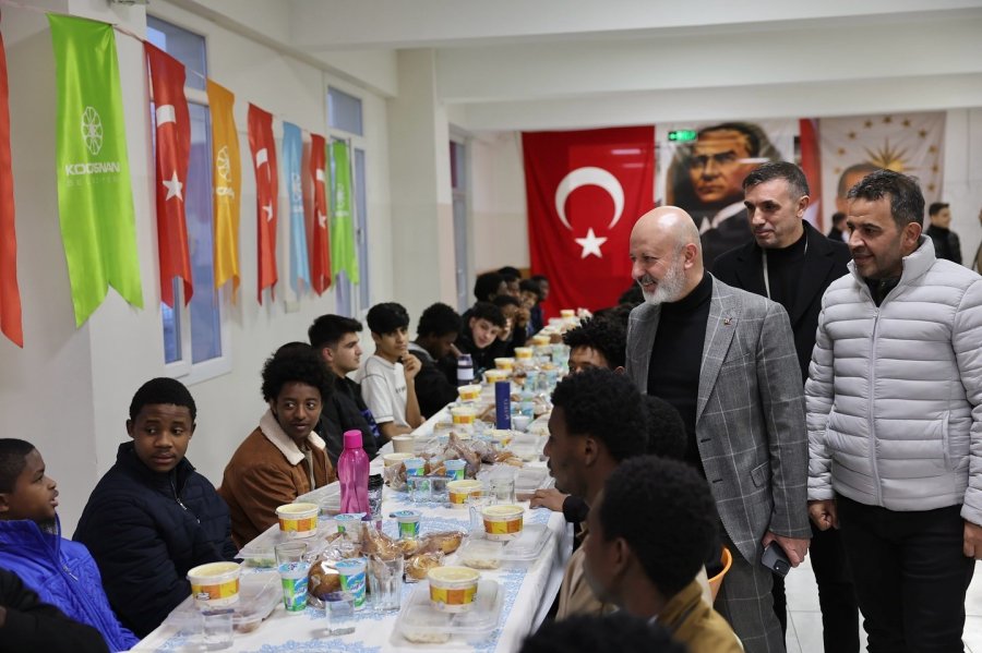 Başkan Çolakbayrakdar, 52 Farklı Ülkeden Öğrencilerle İftar Sofrasında Buluştu