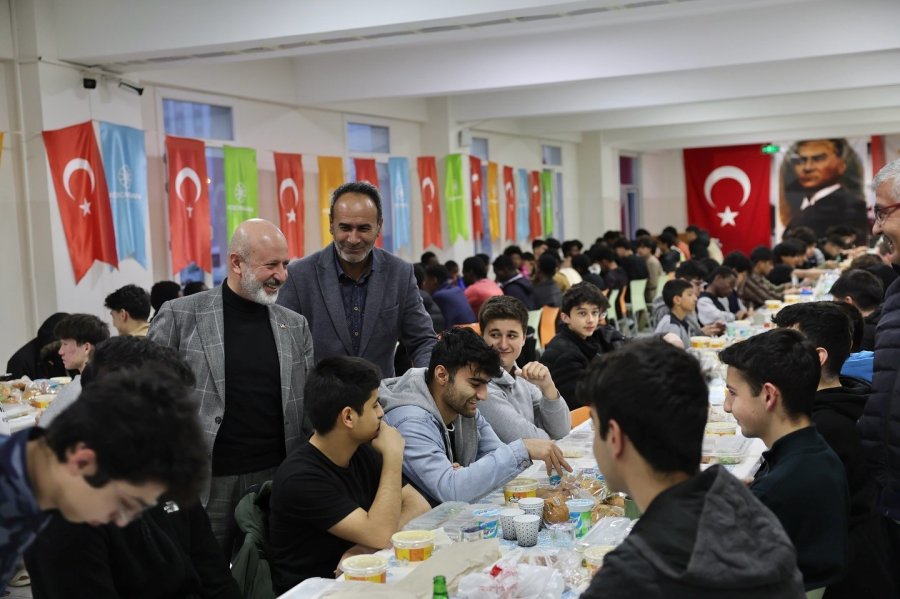 Başkan Çolakbayrakdar, 52 Farklı Ülkeden Öğrencilerle İftar Sofrasında Buluştu