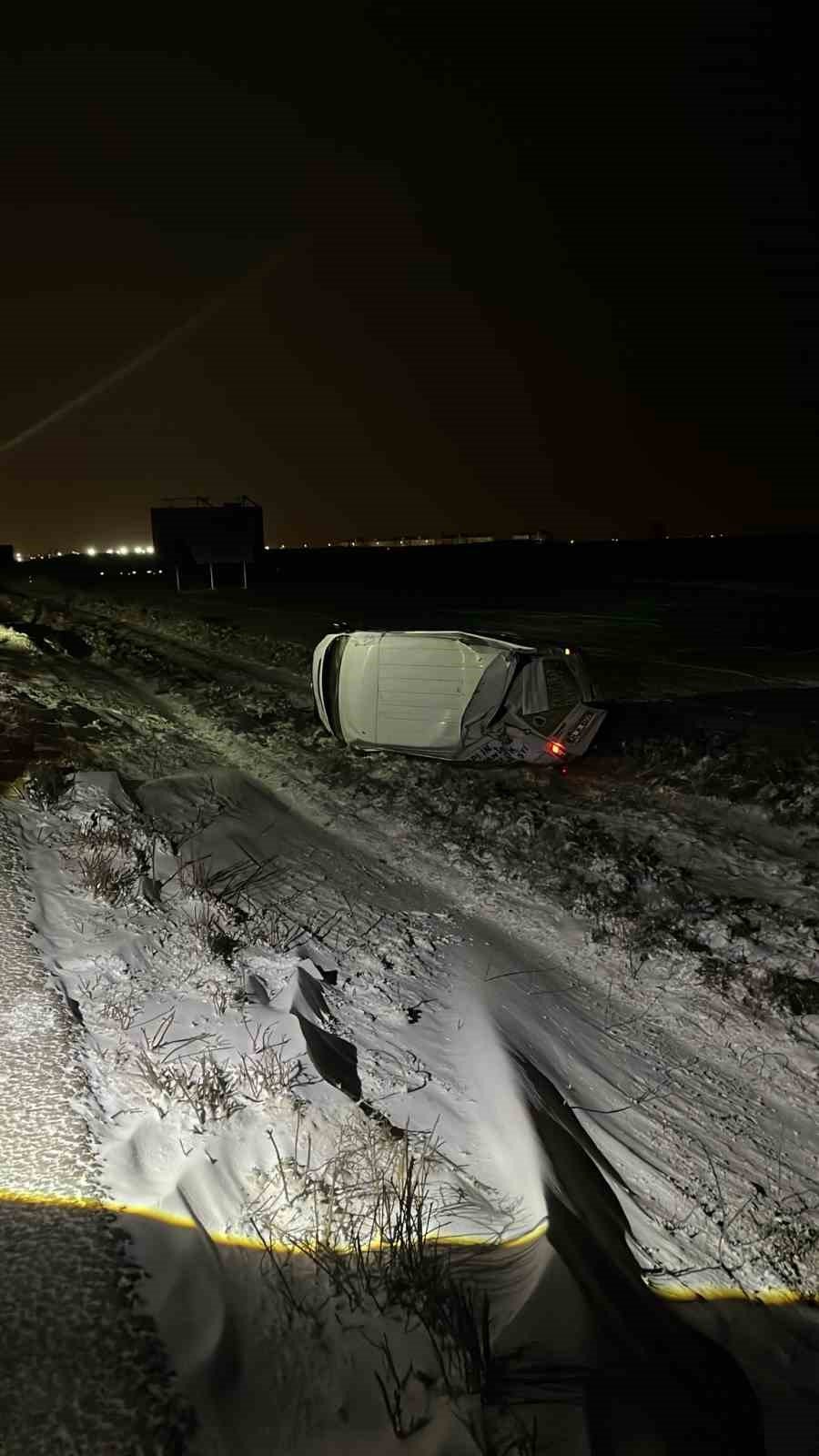 Kontrolden Çıkan Kamyonet Devrildi: 3 Yaralı