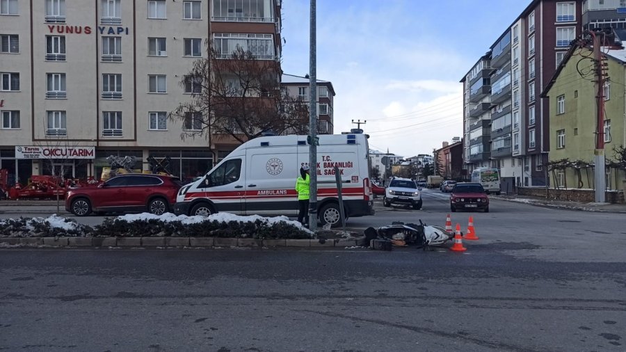 Kontrolsüz Şerit Değiştiren Motosiklete Araç Çarptı