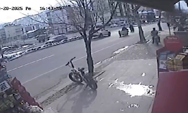 Kontrolsüz Şerit Değiştiren Motosiklete Araç Çarptı