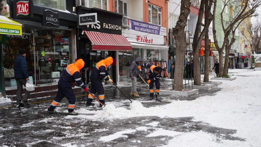 Niğde Belediyesi’nden Kar Yağışı Ve Tipiye Karşı Hızlı Ve Etkin Müdahale