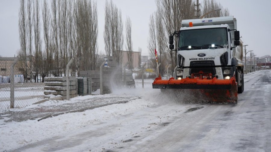 Niğde Belediyesi’nden Kar Yağışı Ve Tipiye Karşı Hızlı Ve Etkin Müdahale