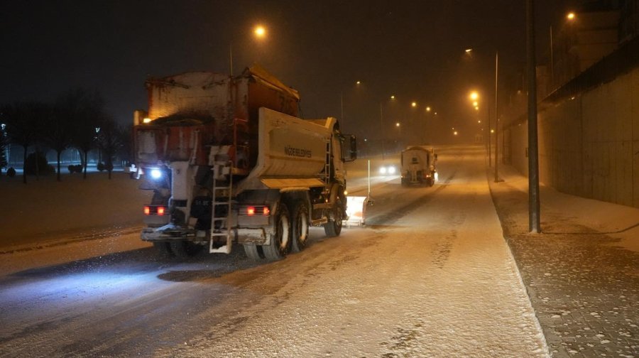 Niğde Belediyesi’nden Kar Yağışı Ve Tipiye Karşı Hızlı Ve Etkin Müdahale