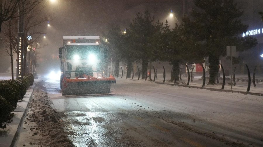 Niğde Belediyesi’nden Kar Yağışı Ve Tipiye Karşı Hızlı Ve Etkin Müdahale
