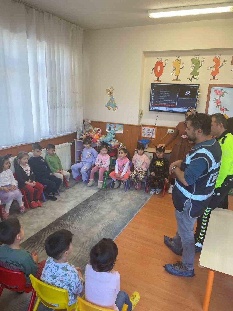 Niğde Emniyet Müdürlüğü Ekiplerinin Bilgilendirme Çalışamaları Sürüyor