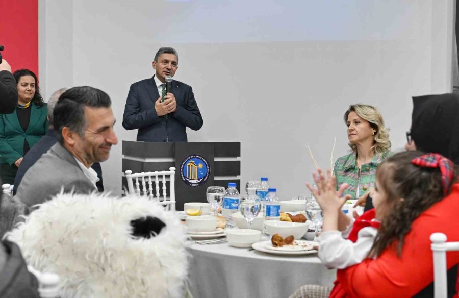Antalya Valisi Şahin, Koruyucu Ailelerle İftarda Bir Araya Geldi