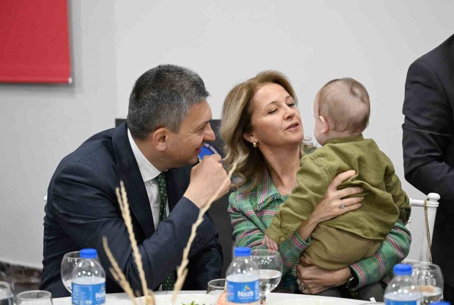 Antalya Valisi Şahin, Koruyucu Ailelerle İftarda Bir Araya Geldi