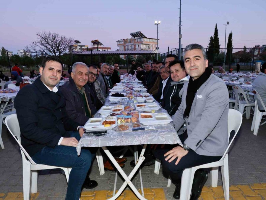 Öğrenci Velileri Okul Bahçesinde Düzenlenen İftarda Buluştu