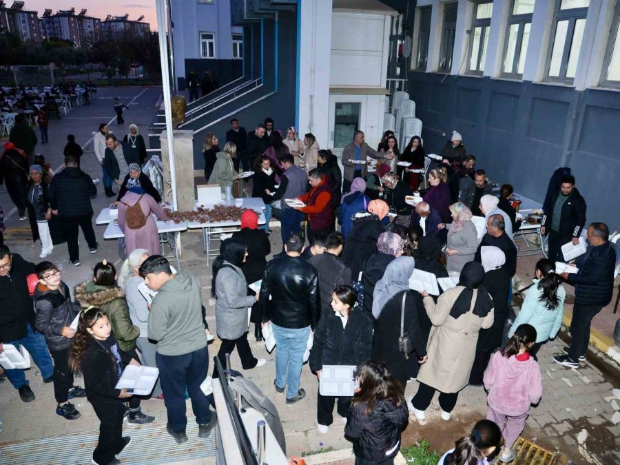 Öğrenci Velileri Okul Bahçesinde Düzenlenen İftarda Buluştu