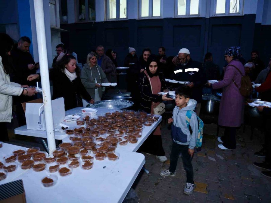 Öğrenci Velileri Okul Bahçesinde Düzenlenen İftarda Buluştu