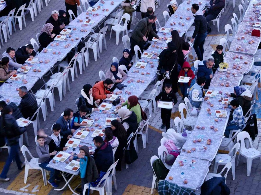 Öğrenci Velileri Okul Bahçesinde Düzenlenen İftarda Buluştu