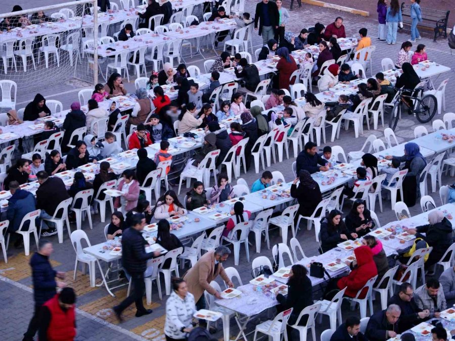 Öğrenci Velileri Okul Bahçesinde Düzenlenen İftarda Buluştu