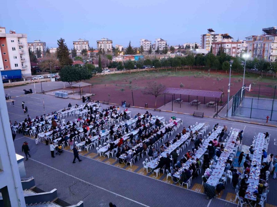 Öğrenci Velileri Okul Bahçesinde Düzenlenen İftarda Buluştu