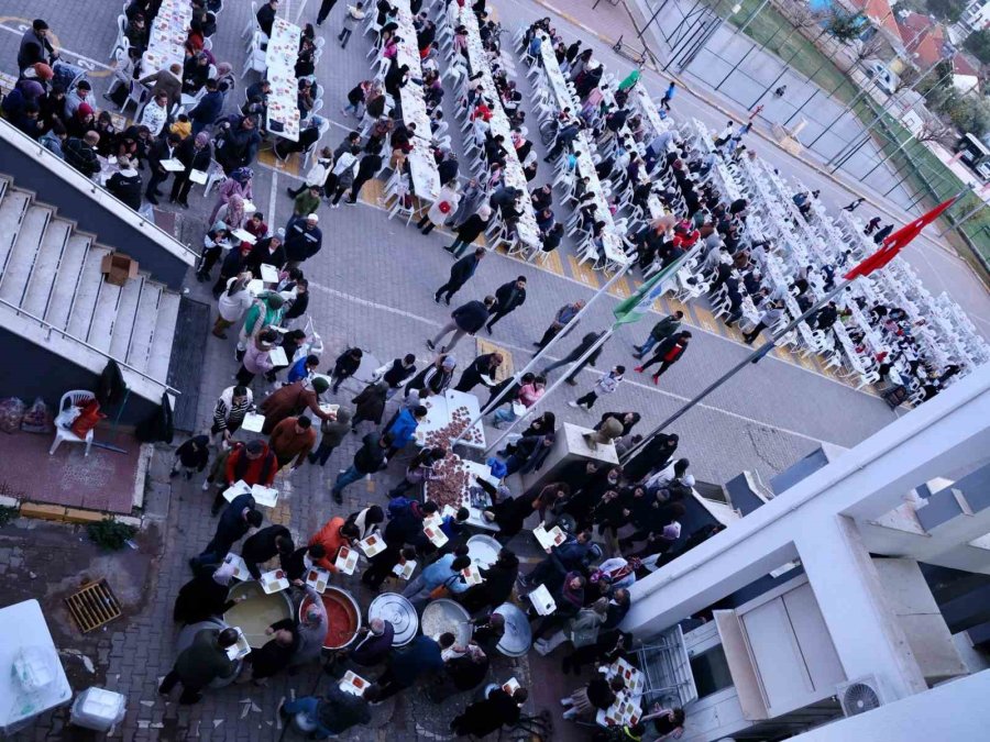 Öğrenci Velileri Okul Bahçesinde Düzenlenen İftarda Buluştu