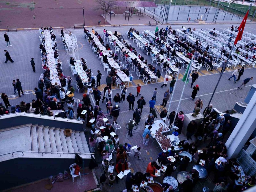 Öğrenci Velileri Okul Bahçesinde Düzenlenen İftarda Buluştu