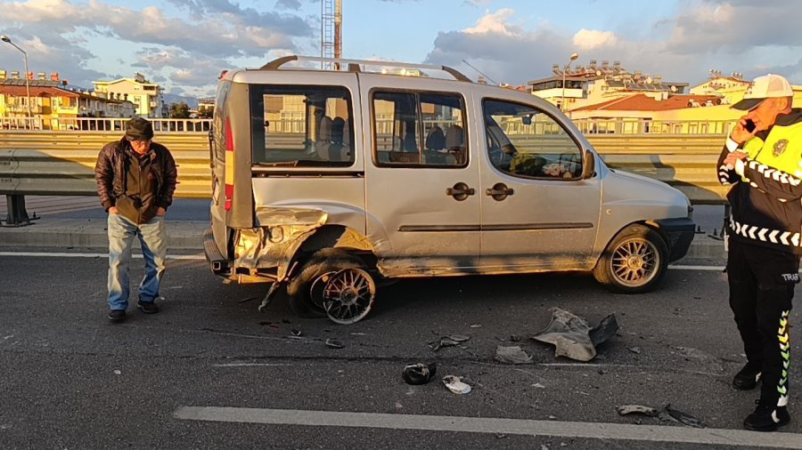 Antalya’da 3 Araçlı Zincirleme Kaza: 2 Yaralı
