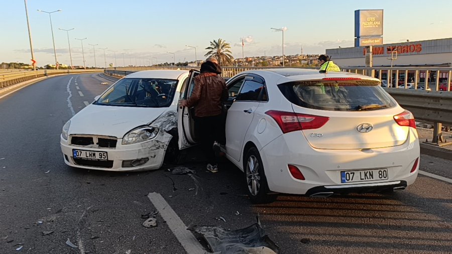 Antalya’da 3 Araçlı Zincirleme Kaza: 2 Yaralı