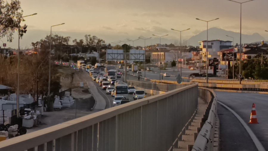 Antalya’da 3 Araçlı Zincirleme Kaza: 2 Yaralı