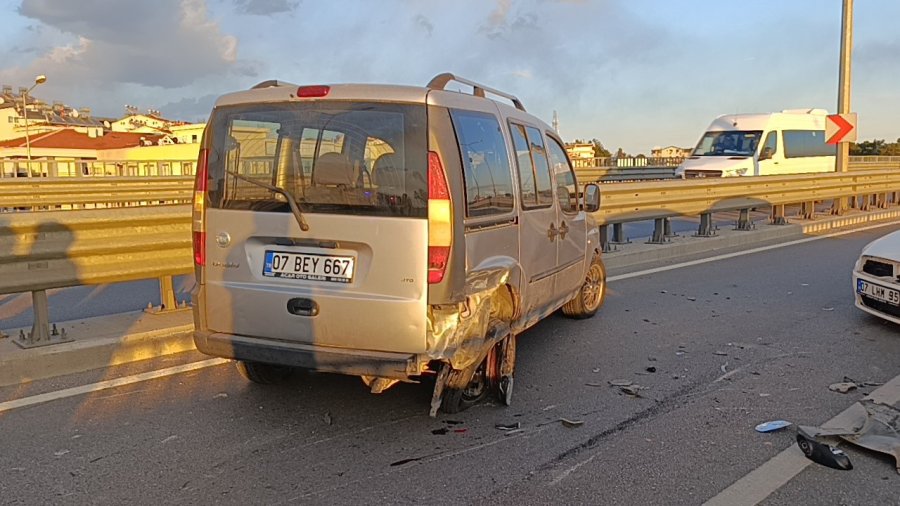 Antalya’da 3 Araçlı Zincirleme Kaza: 2 Yaralı