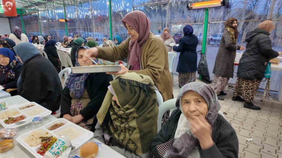 İftar Yemeği Her Akşam Bir Aileden