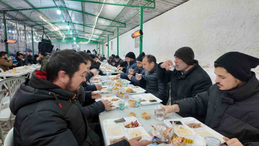 İftar Yemeği Her Akşam Bir Aileden