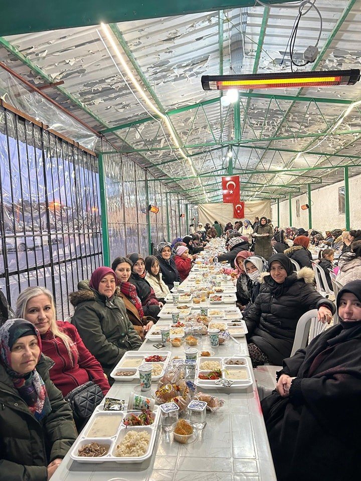 İftar Yemeği Her Akşam Bir Aileden