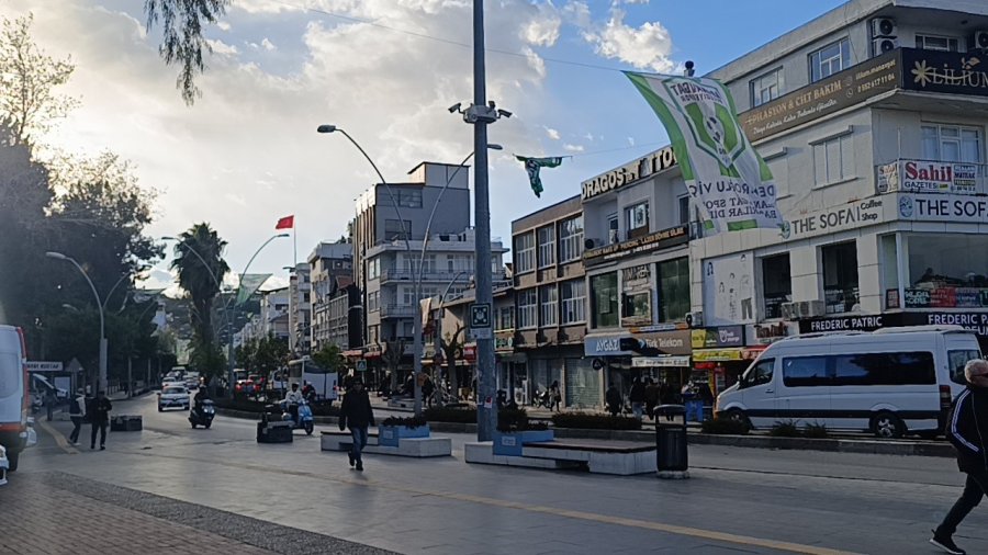 Manavgat’ta Bayraklar Aydınlatma Direğini Devirdi, Araçlar Zarar Gördü