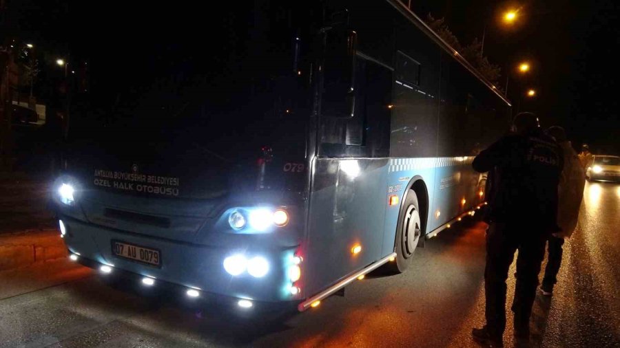 Özel Halk Otobüsüyle Çarpışan Araçtan Yola Fırlayan Genç Kız Hayatını Kaybetti