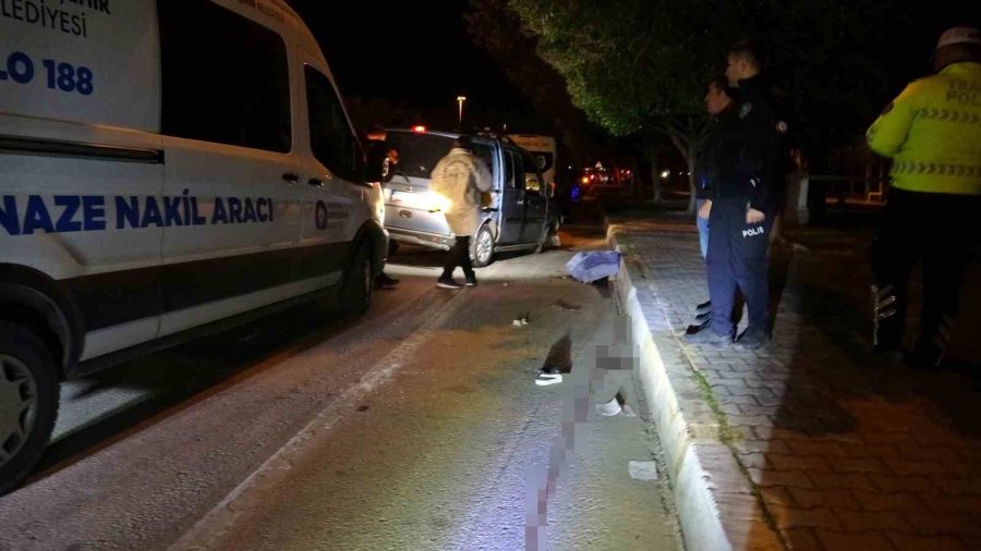 Özel Halk Otobüsüyle Çarpışan Araçtan Yola Fırlayan Genç Kız Hayatını Kaybetti