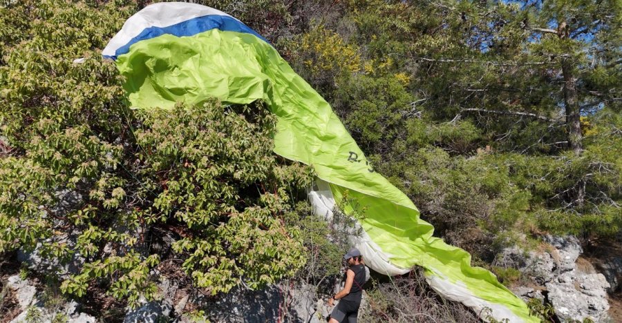 Alçak Uçuş Yaparken Paraşütü Makilere Takıldı, Düştüğü Yerde Mahsur Kaldı