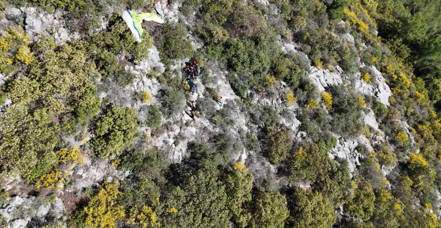 Alçak Uçuş Yaparken Paraşütü Makilere Takıldı, Düştüğü Yerde Mahsur Kaldı