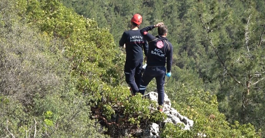 Alçak Uçuş Yaparken Paraşütü Makilere Takıldı, Düştüğü Yerde Mahsur Kaldı