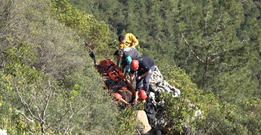 Alçak Uçuş Yaparken Paraşütü Makilere Takıldı, Düştüğü Yerde Mahsur Kaldı